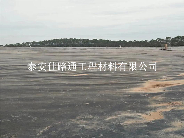 沼氣池黑膜運(yùn)輸“三字訣”：穩(wěn)、護(hù)、查
